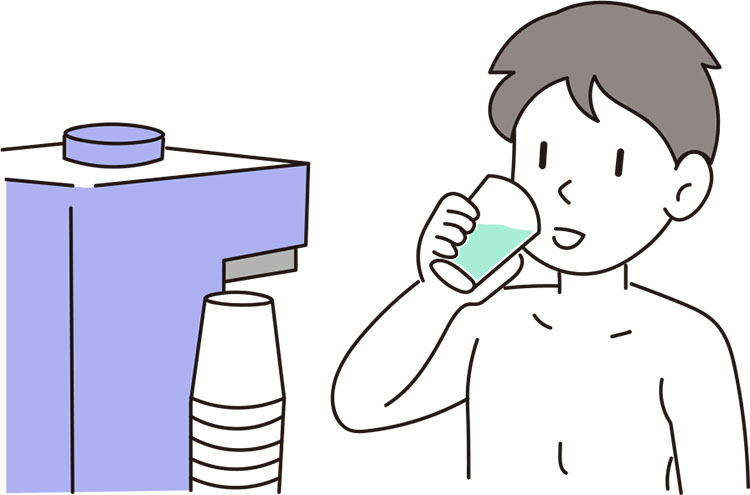 水分を補給している人のイメージ