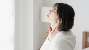 顔と喉の痛み、顔面けいれん、手足のしびれ