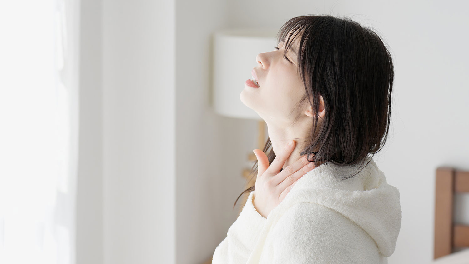 顔と喉の痛み、顔面けいれん、手足のしびれ