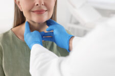 首に傷跡を残さない、内視鏡下甲状腺手術