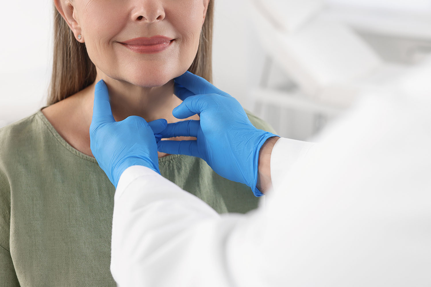 首に傷跡を残さない、内視鏡下甲状腺手術