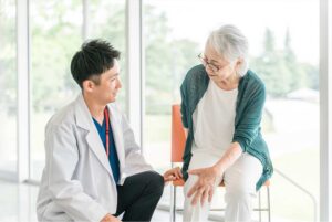 年齢層ごとに適切な治療が必要になる関節リウマチ